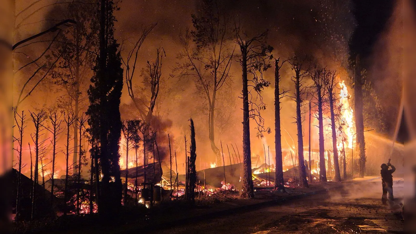 Meterhoch schlugen die Flammen am Campingplatz „Bella Italia“.  (Foto: Florian Blaes/dpa)