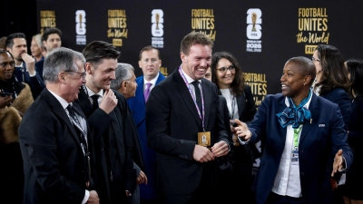 Julian Nagelsmann läuft über den Roten Teppich bei der WM-Auslosung.  (Foto: Koen Van Weel/ANP/dpa)