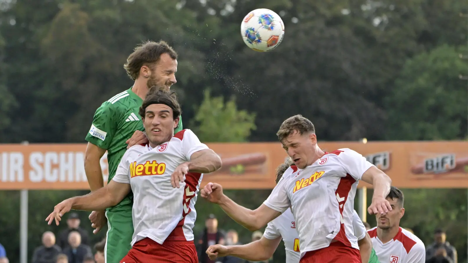Das 1:0: Der Ansbacher Eric Weeger überspringt Benedikt Bauer (links) und Adrian Markus Fein. (Foto: Martin Rügner)