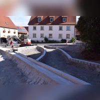 Momentan sieht es noch etwas wüst aus. Doch die baldige Asphaltierung der Bundesstraße und die Pflasterung der Gehwege finden bald statt. Dann folgt die Begrünung. (Foto: Gerhard Krämer)