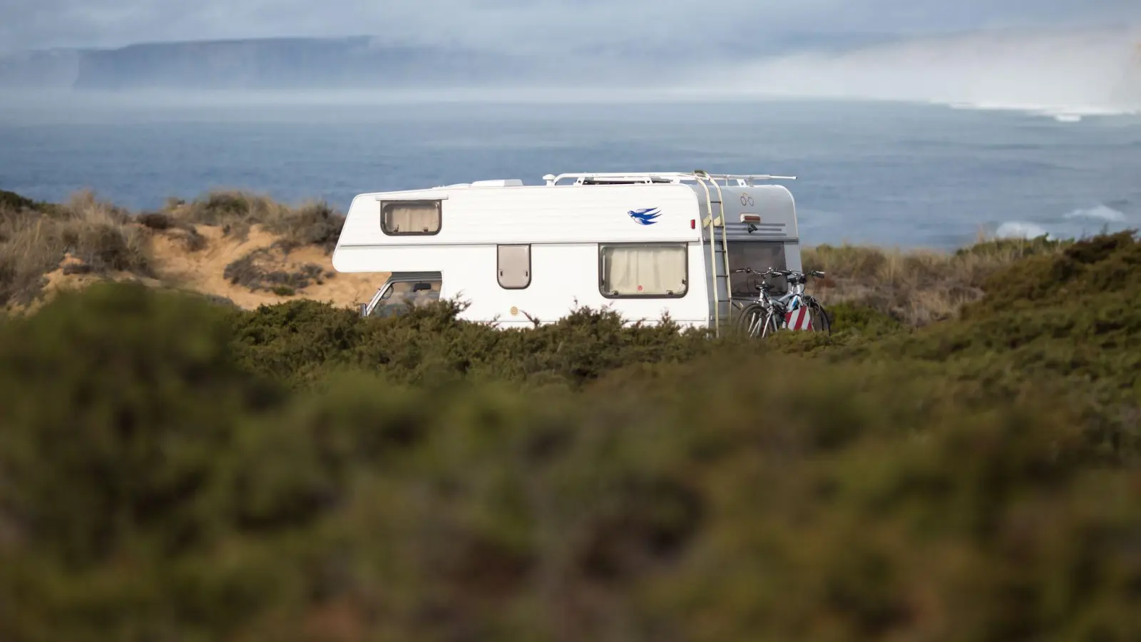 Wildcamping ist nur in wenigen Ländern erlaubt. Wer also mit dem Camper durch Europa fährt, sollte sich vorab genau über die länderspezifischen Vorgaben informieren.  (Foto: Florian Schuh/dpa-tmn)