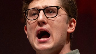 Der alte und neue Juso-Chef hielt eine engagierte Rede.  (Foto: Harald Tittel/dpa)