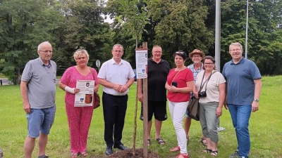 Pflanzten den Baum der Freundschaft vor der Przywidz-Arena (von links): Frieder Müller-Maatsch, Agata Zemetro, Wlodzimierz Michalski, Christian Hofmann, Izabela Rosinski, Hermann Wehr, Katja Fichtel und Johannes Steinbrecher. (Foto: Gemeinde Przywidz)