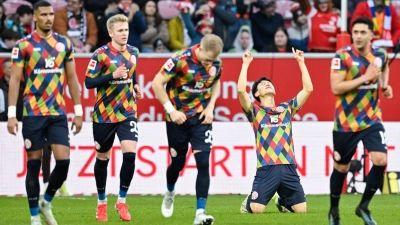 Stoßgebet zum Himmel: Mainzer Jae-Sung Lee nach seinem Tor (Foto: Uwe Anspach/dpa)