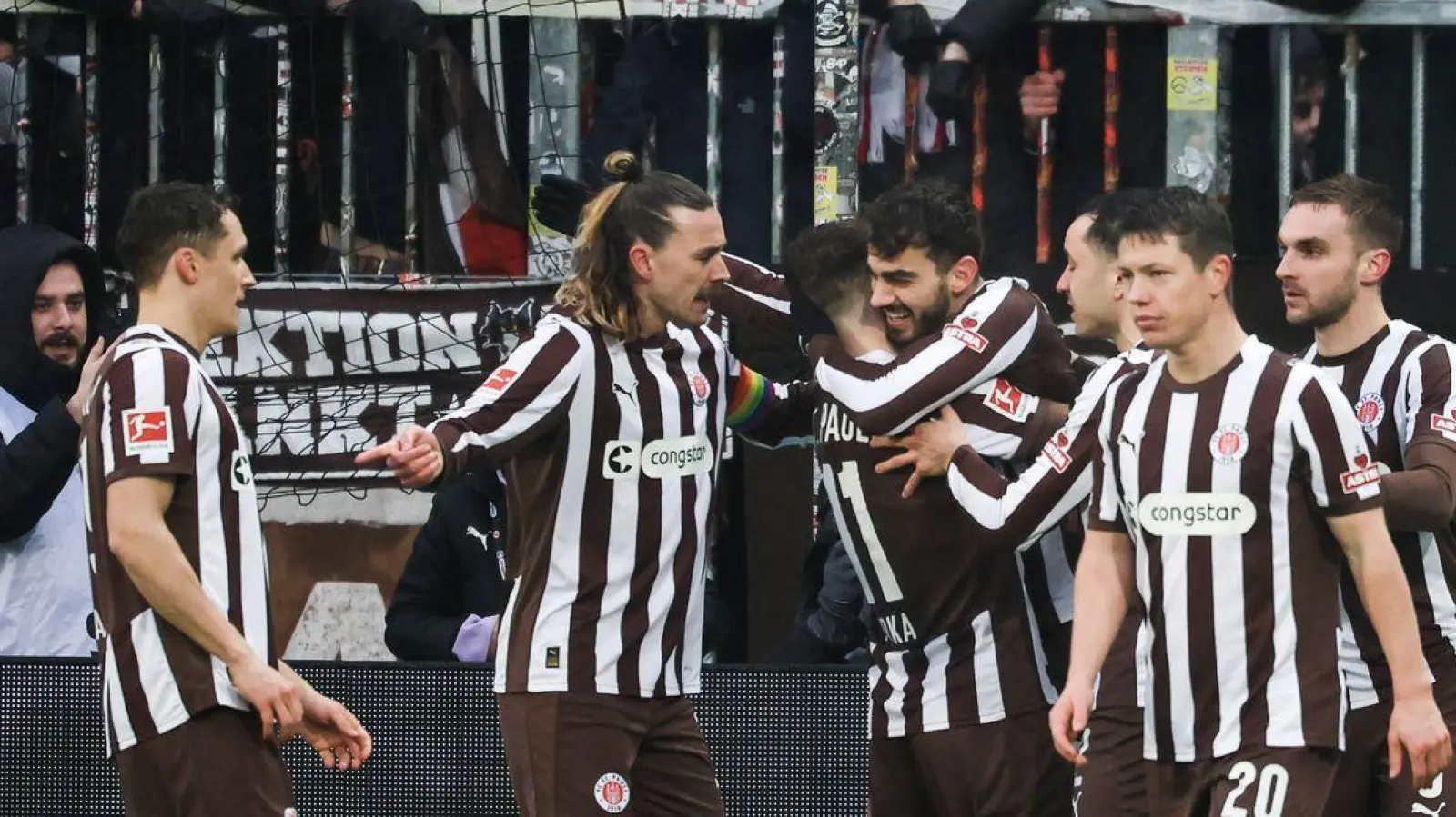 Erlösend: St. Paulis Spieler feiern das 2:0 gegen den VfB. (Foto: Christian Charisius/dpa)