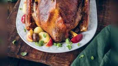 Keine Angst vor der Weihnachtsgans! Mit ein paar einfachen Schritten gelingt der Klassiker knusprig und aromatisch. (Foto: Lisa Nieschlag/Hölker Verlag/dpa-tmn)