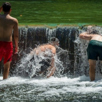 Bei hohen Temperaturen laden Stadtbäche zur Abkühlung ein - in Ismaning gibt es nun eine Warnung. (Symbolbild) (Foto: Peter Kneffel/dpa)