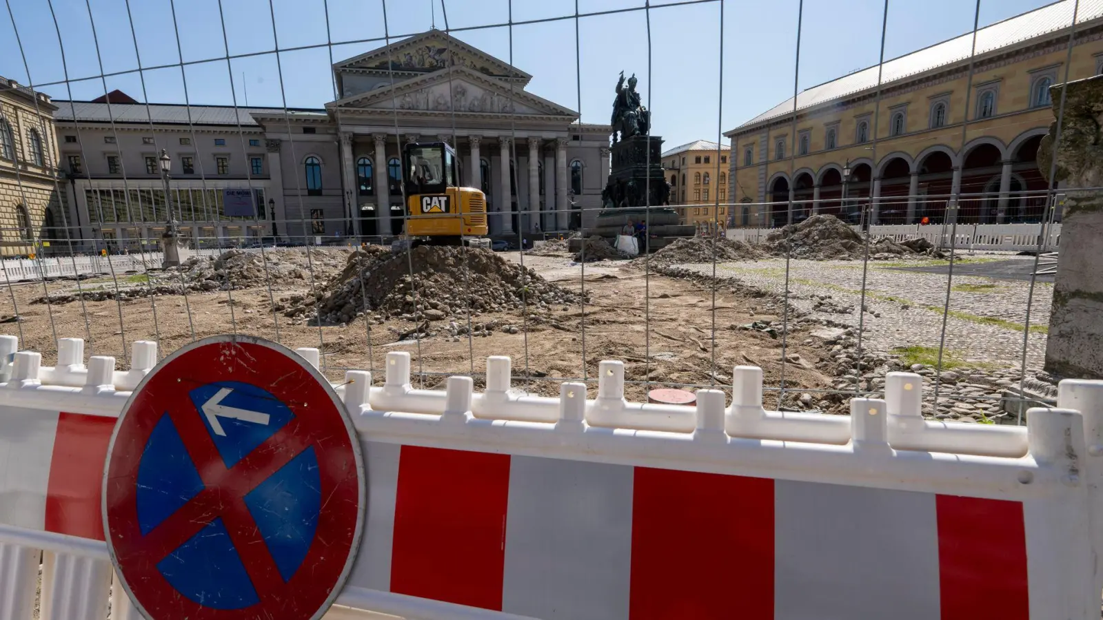 Bislang war der Platz vor der Bayerischen Staatsoper eine Asphaltwüste. Im Zuge von Bauarbeiten soll die Fläche begrünt werden und zum Verweilen einladen. (Foto: Peter Kneffel/dpa)