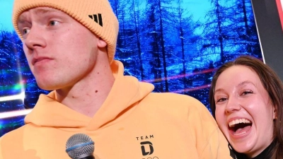 Rodler Max Langenhan steht mit seiner Freundin Susi auf der Bühne und singt das Thüringenlied mit seinen Fans. (Foto: Frank May/ picture alliance/Team D/dpa)