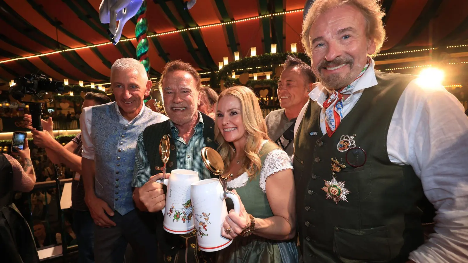 Die bekannte Riege der Wiesn-Promis - mit Schwarzenegger und Gottschalk. (Foto: Karl-Josef Hildenbrand/dpa)