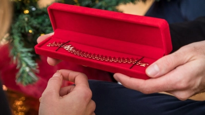 Individuell angefertigte Geschenke sind aufgrund ihrer Personalisierung in der Regel von der Rückgabe und dem Umtausch ausgeschlossen. (Foto: Christin Klose/dpa-tmn)