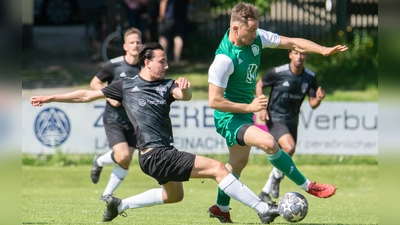 Tobias Kreischer (rechts) erzielte spät das Siegtor für den FV Uffenheim gegen den TSV Greding (links Alperen Güclüer). (Foto: Markus Zahn)