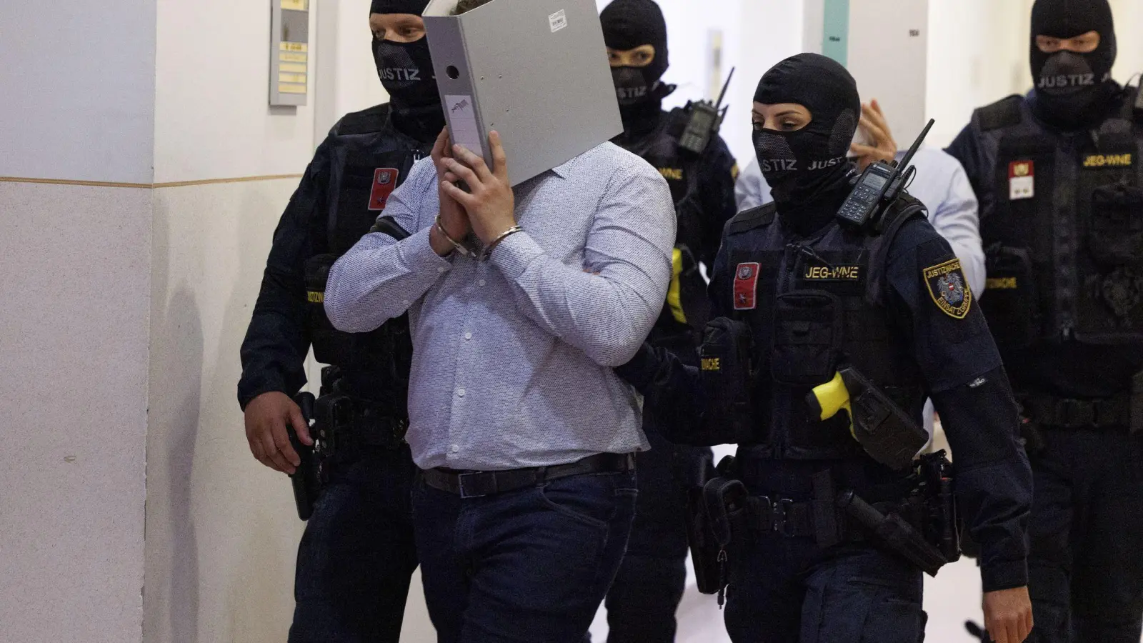 Der Hauptangeklagte im Prozess um abgesagte Swift-Konzerte erhielt 15 Jahre Haft (Foto: Tobias Steinmaurer/APA/dpa)