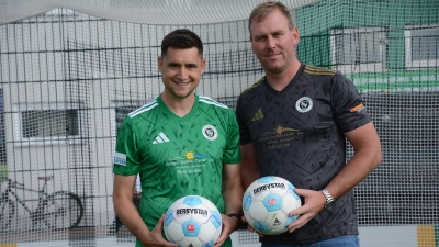 Einst Spieler, jetzt Trikotsponsor: Matthias Loy (rechts) und Christoph Hasselmeier präsentieren die neuen Hemden der SpVgg Ansbach. (Foto: Alexander Keck)