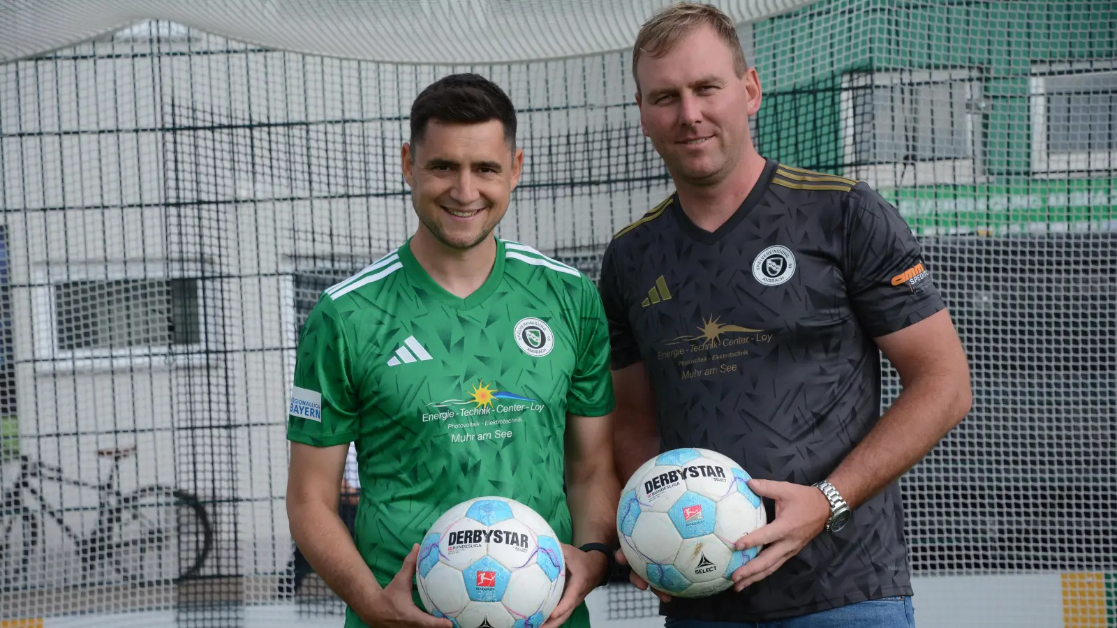 Einst Spieler, jetzt Trikotsponsor: Matthias Loy (rechts) und Christoph Hasselmeier präsentieren die neuen Hemden der SpVgg Ansbach. (Foto: Alexander Keck)