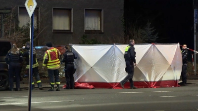 Die Polizei hat einen Sichtschutz aufgebaut.  (Foto: Justin Brosch/dpa)