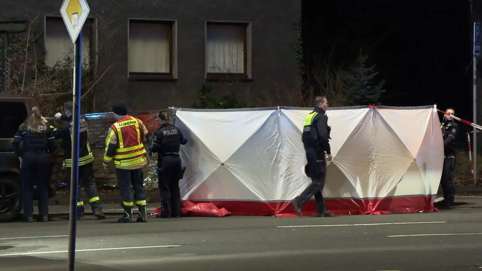 Die Polizei hat einen Sichtschutz aufgebaut.  (Foto: Justin Brosch/dpa)