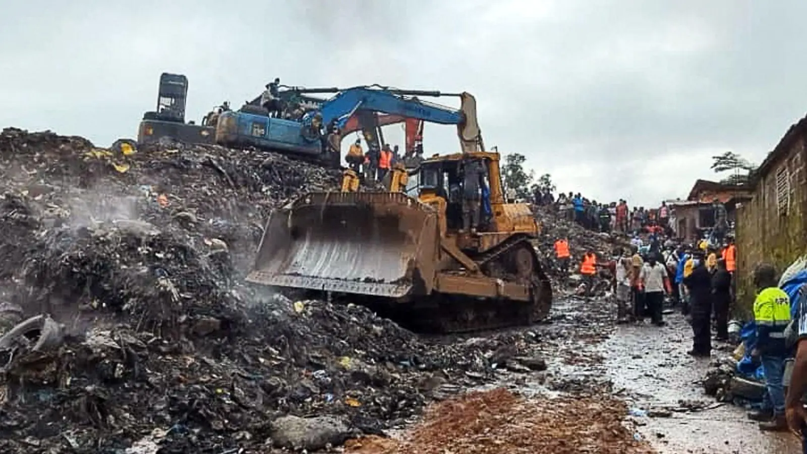 Der Müllberg geriet nach schwerem Regen ins Rutschen und verschüttete mehrere Häuser in einem Vorort der Hauptstadt Conakry.  (Foto: Abdel Aziz Bah/dpa)