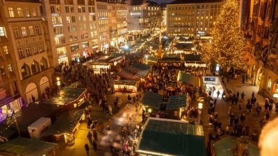 Mit einer Drohne flog der 45-Jährige über den Münchner Christkindlmarkt. (Archivbild) (Foto: Peter Kneffel/dpa)