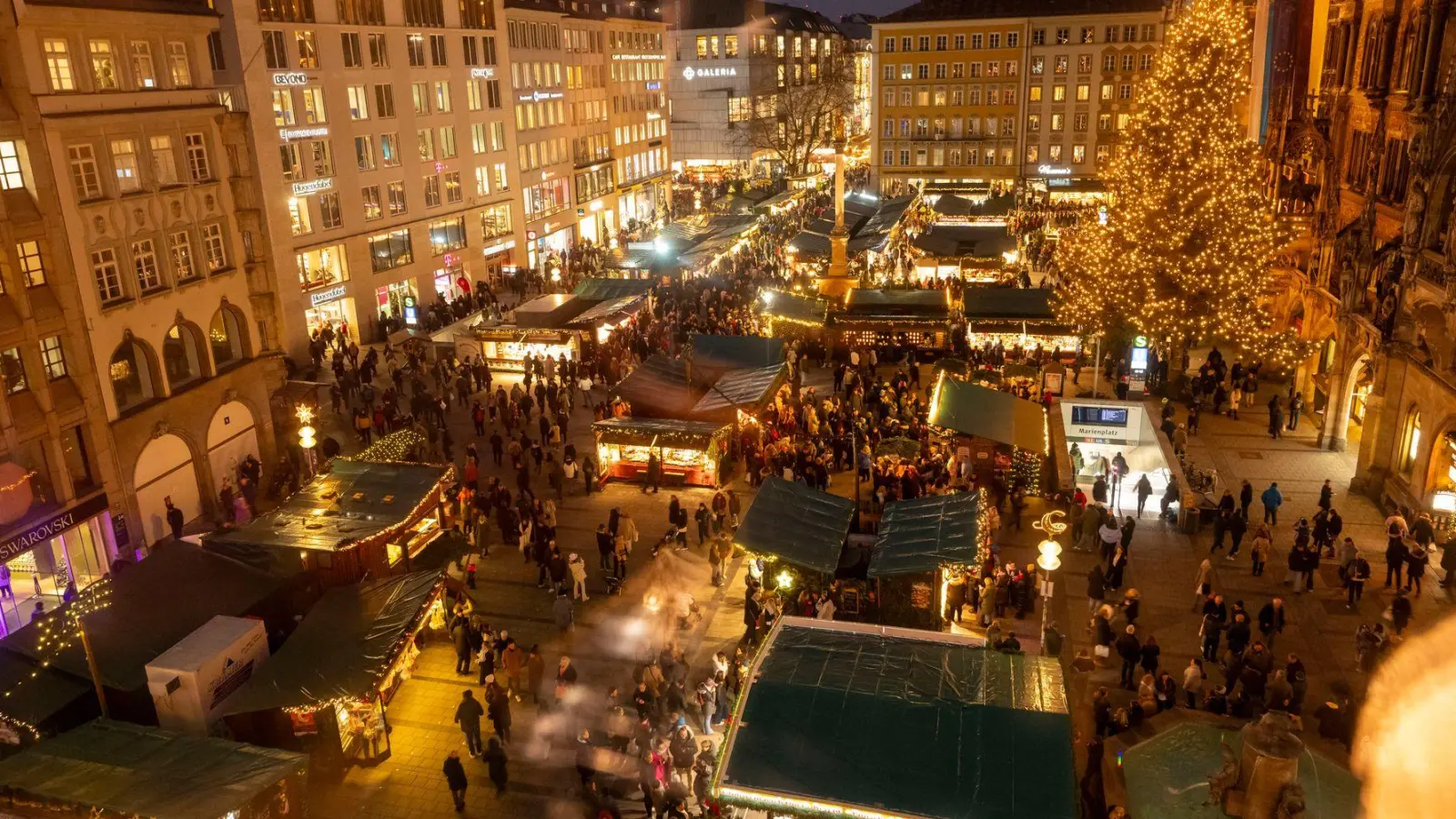 Mit einer Drohne flog der 45-Jährige über den Münchner Christkindlmarkt. (Archivbild) (Foto: Peter Kneffel/dpa)