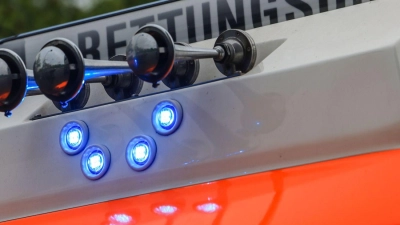 Der Rettungsdienst brachte die schwer verletzte Frau ins Ansbacher Krankenhaus. (Symbolbild: Oliver Berg/dpa)