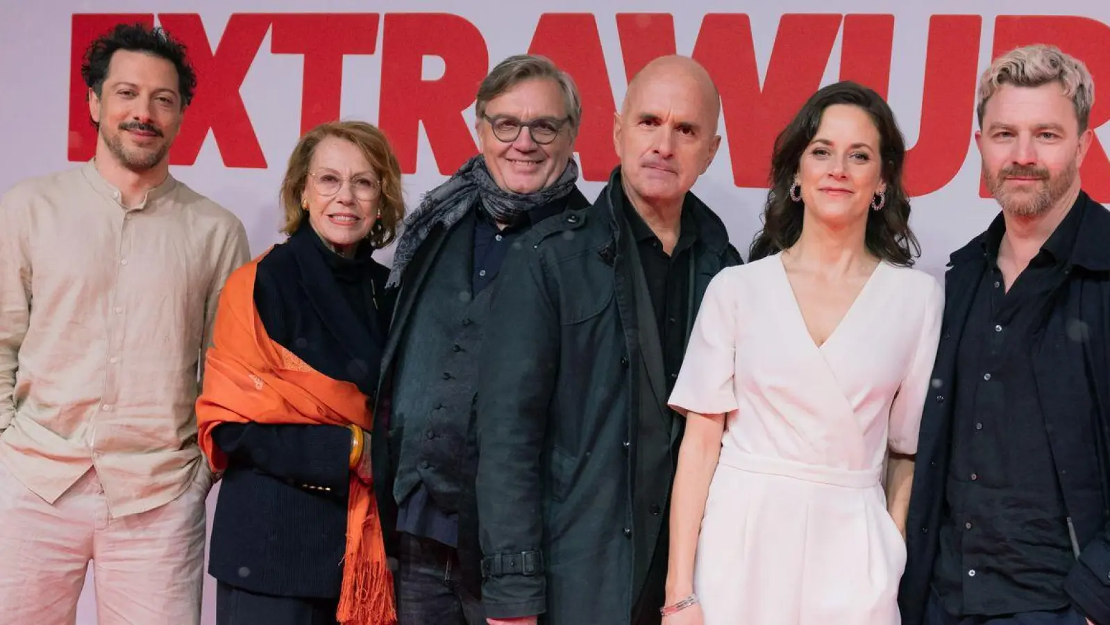 Zum prominenten Ensemble zählen (von links nach rechts) Fahri Yardim, Gaby Dohm, Hape Kerkeling, Christoph Maria Herbst, Anja Knauer und Friedrich Mücke. (Archivbild)  (Foto: Rolf Vennenbernd/dpa)