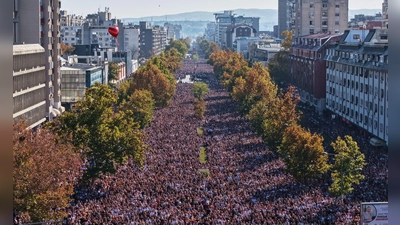Zehntausende gedachten der 16 Opfer des Einsturzes des Bahnhofsvordachs in Novi Sad vor genau einem Jahr.  (Foto: Armin Durgut/AP/dpa)