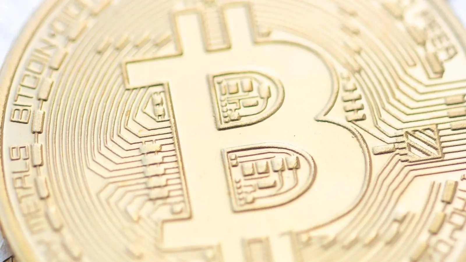 Der Bitcoin hat erneut an Wert verloren - in seinem Schatten gab auh die zweitgrößte Kryptowährung Ether nach. (Foto: Fernando Gutierrez-Juarez/dpa)