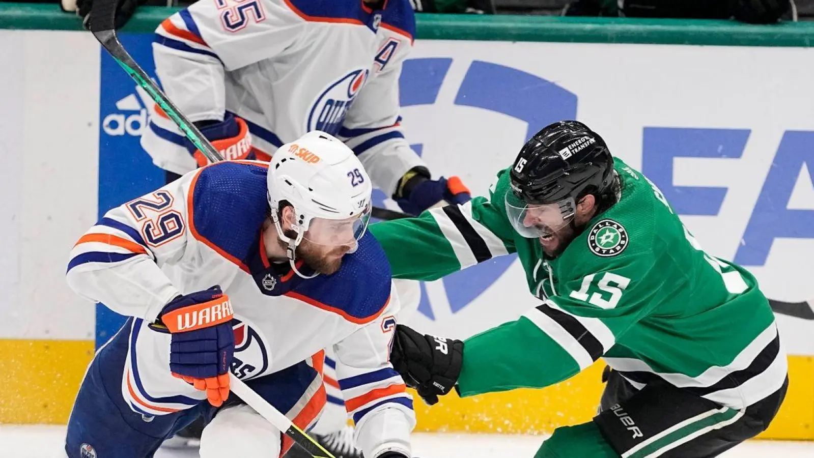 Leon Draisaitl (v) unterlag mit den Oilers bei den Dallas Stars. (Foto: Tony Gutierrez/AP/dpa)