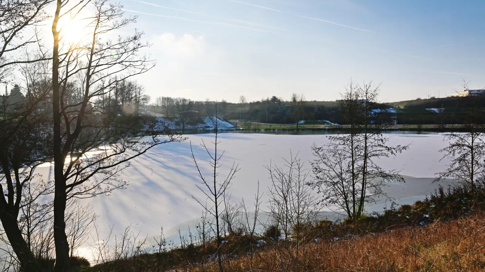 Der winterliche Soldatenweiher direkt neben der Bundesstraße 14. In einem Wassergraben in der Nähe hat „Etz langt’s“ horrende PFC-Werte gemessen. (Foto: Jim Albright)