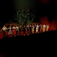 Der Schlussapplaus für das Kreuzgang-Ensemble sowie Akteurinnen und Akteure hinter der Bühne fiel auch bei der Premiere des zweiten Abendstücks mehr als großzügig aus.  (Foto: Elke Walter)