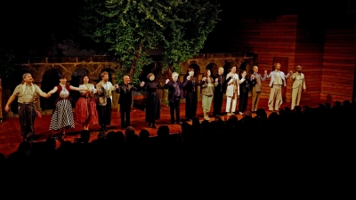Der Schlussapplaus für das Kreuzgang-Ensemble sowie Akteurinnen und Akteure hinter der Bühne fiel auch bei der Premiere des zweiten Abendstücks mehr als großzügig aus.  (Foto: Elke Walter)