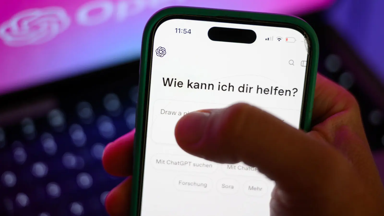 Neben dem KI-Gesetz muss sich ChatGPT bald an weitere EU-Regeln halten. (Symbolbild)  (Foto: Hendrik Schmidt/dpa)