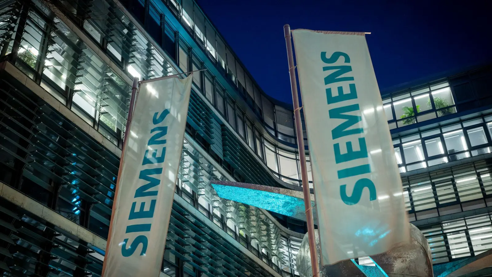 Auch Siemens baut Jobs ab.   (Foto: Peter Kneffel/dpa)