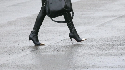 Auf regennasser Straße wird der Gang auf High Heels schnell zur Herausforderung – mit dem richtigen Training bleibt man dennoch standfest. (Foto: Wolfgang Kumm/dpa/dpa-tmn)