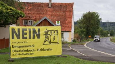 In Hohlweiler weisen zwei großformatige Transparente auf Widerstand gegen das geplante Umspannwerk beziehungsweise dessen Größe hin. (Foto: Andreas Reum)