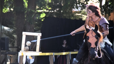 Zielsicher trifft Lagherta aus dem hohen Norden (Stefanie Dreßlein) auf Fenrir den Torwächter, ohne das Tor zu zerstören. (Foto: Gerhard Krämer)