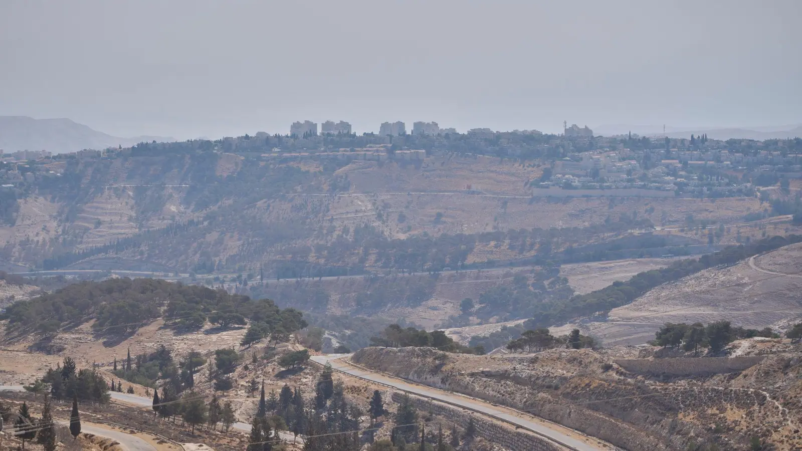 Konkret geht es um das sogenannte E1-Gebiet zwischen Ost-Jerusalem und der Siedlung Maale Adumim. (Archivbild) (Foto: Ohad Zwigenberg/AP/dpa)