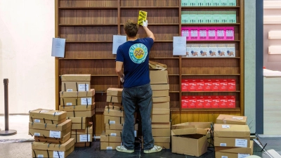 Erster Job, erste Steuerfrage: Arbeitgeber ziehen bei befristeten Ferienjobs oft Lohnsteuer ab. Mit der Steuererklärung gibt’s am Ende Klarheit – und oft eine Erstattung. (Foto: Andreas Arnold/dpa/dpa-tmn)