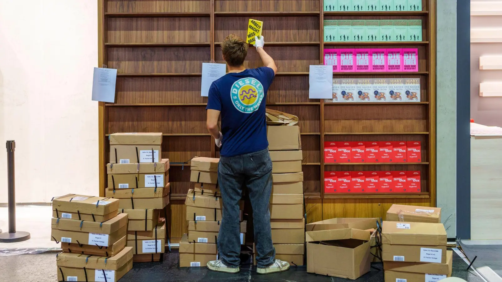 Erster Job, erste Steuerfrage: Arbeitgeber ziehen bei befristeten Ferienjobs oft Lohnsteuer ab. Mit der Steuererklärung gibt’s am Ende Klarheit – und oft eine Erstattung. (Foto: Andreas Arnold/dpa/dpa-tmn)