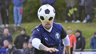 Manche Menschen haben einfach nur Fußball im Kopf. Durch die Perspektive bei diesem Schnappschuss unseres FLZ-Sportfotografen Martin Rügner könnte der Eindruck entstehen, dass das auch bei Michael Dimmling (SG Neuhof/Trautskirchen) der Fall ist. (Foto: Martin Rügner)
