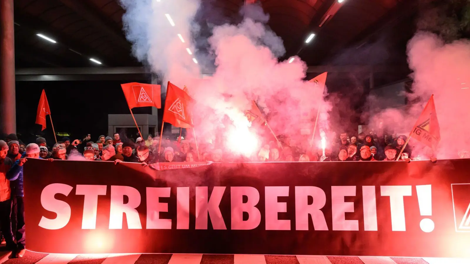 Zum Ende der Friedenspflicht bekunden Beschäftigte von Volkswagen ihre Streikbereitschaft.  (Foto: Hendrik Schmidt/dpa)