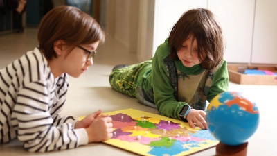 „Hilf mir, es selbst zu tun“: Auf diesem Leitsatz basiert die Montessori-Pädagogik.  (Foto: Montessorischule Rothenburg)