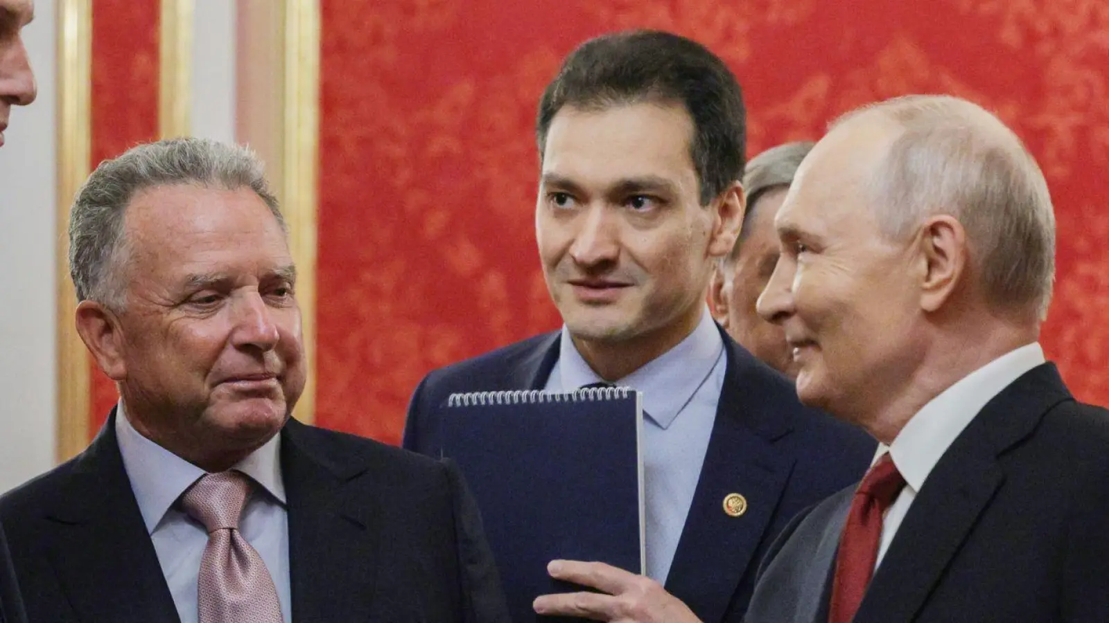 Putin spricht erneut mit Trumps Gesandten Kushner und Witkoff (von links) über eine mögliche Beendigung seines Angriffskriegs gegen die Ukraine.  (Foto: Uncredited/Pool Sputnik Kremlin/AP/dpa)