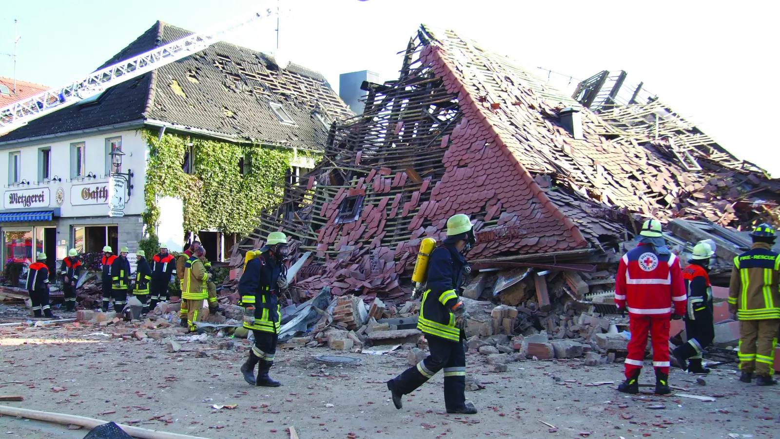 Die Wände der Bäckerei am Marktplatz wurden durch die Explosion zerstört, das Dach sank nach unten. Die Gastwirtschaft mit Metzgerei auf der linken Seite wurde schwer beschädigt.  (Foto: Manfred Blendinger)
