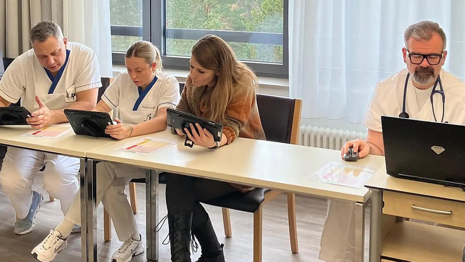 An Tablets und Laptiops übten ANregiomed Mitarbeiterinnen und Mitarbeiter den Ernstfall (Foto: ANregiomed / Wolfgang Hilpert)