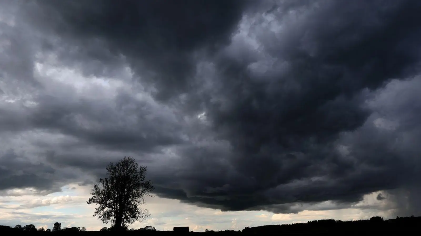 Eine dunkle Wolkenfront zieht über das Allgäuer Alpenvorland. ( (Foto: Karl-Josef Hildenbrand/dpa)