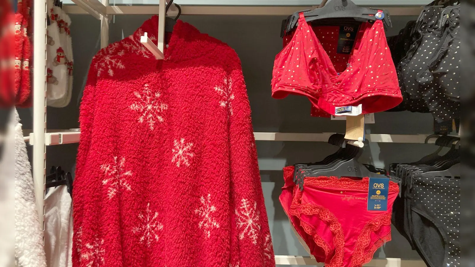 Geschenkte rote Unterwäsche, in der Silvesternacht getragen, soll Glück im neuen Jahr bringen.    (Foto: Sabine Dobel/dpa)