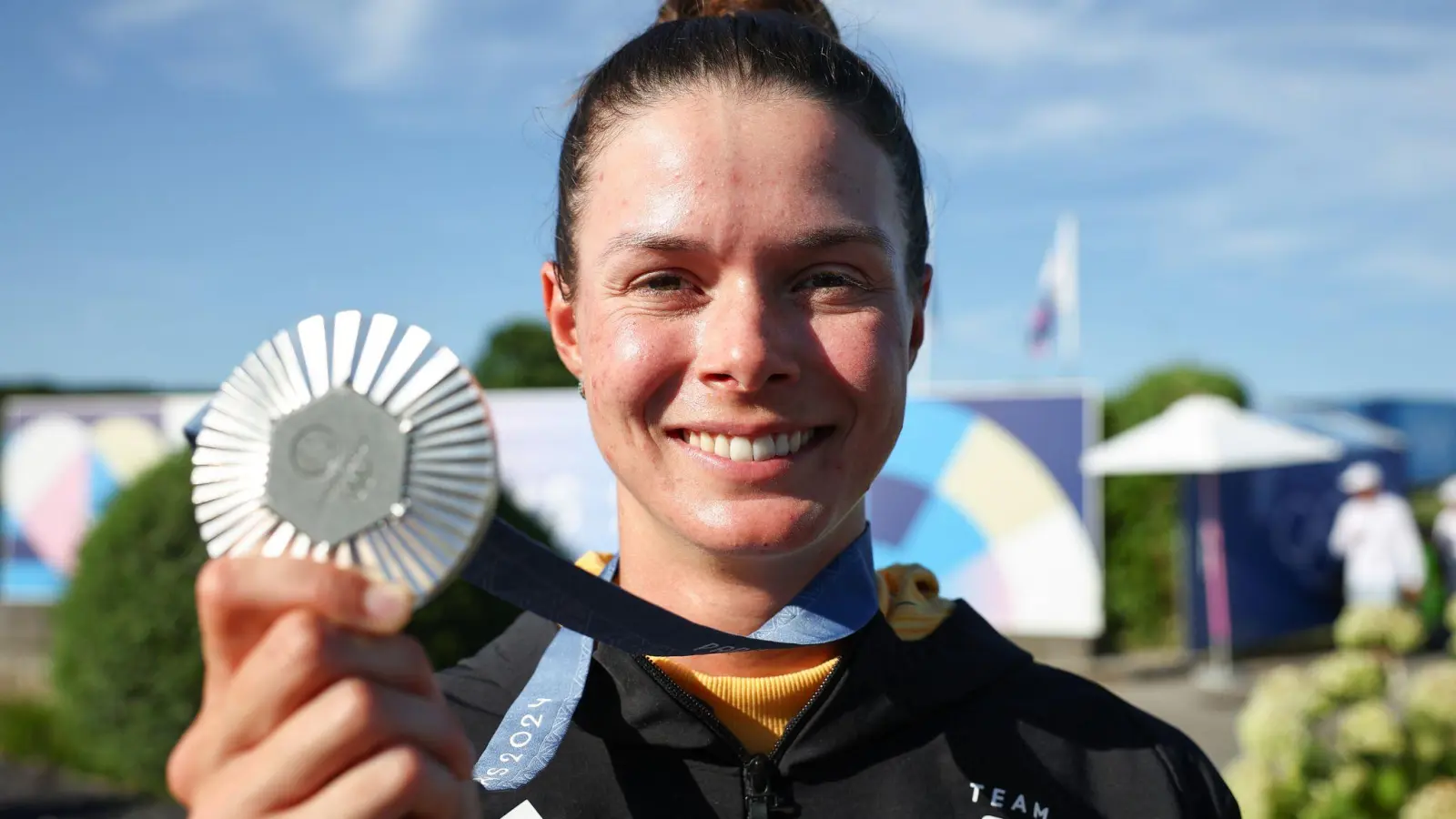 Präsentiert stolz ihre Silbermedaille: Golferin Esther Henseleit. (Foto: Jan Woitas/dpa)