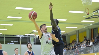 Sebastian Schröder (mit Ball, gegen den Hachinger Makhtar Gaye) war in der Schlussphase der entscheidende Spieler beim 96:86-Sieg seiner Ansbach Piranhas. (Foto: Martin Rügner)